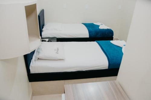 a couple of bunk beds in a room at Hotel Positano in Taguatinga