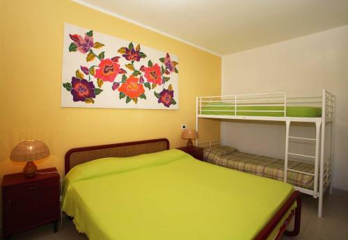 a bedroom with a green bed and a bunk bed at Solarium/piscina in Bibione