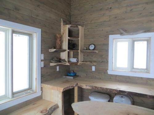baño con aseo y 2 ventanas en La maison sous les arbres, en Saint Roch de Mekinac