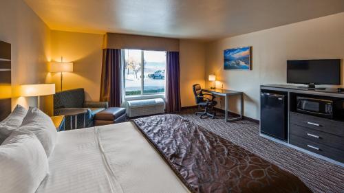 Habitación de hotel con cama y TV en Best Western Topaz Lake Inn en Gardnerville