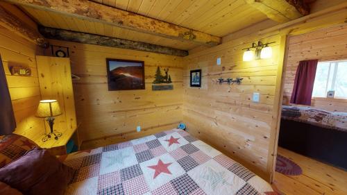 a bedroom in a log cabin with a bed at Ranch Mountain Cabin, Stunning! Campfire, Hiking in Monticello