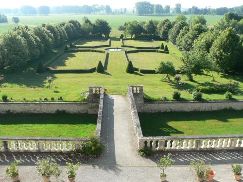 Κήπος έξω από το Chambres d'Hôtes et Gîtes du Château de Clauzuroux