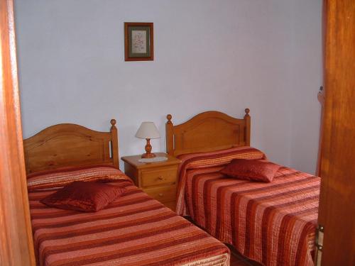 a bedroom with two beds and a lamp on a table at Casa Los Viñedos B in Fuencaliente de la Palma