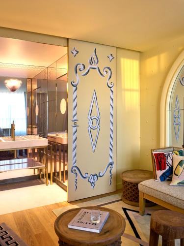 a living room with a mirror and a table at 9Confidentiel in Paris