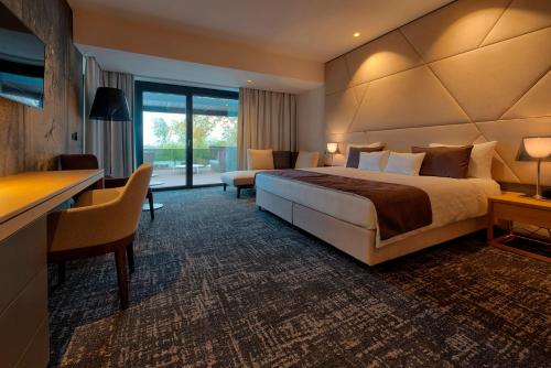 En eller flere senger på et rom på Donautica Hotel & Restaurant