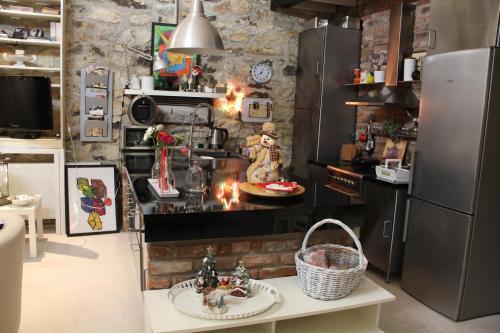 cocina con nevera y mesa con adornos navideños en Joanna, en Stavroupoli