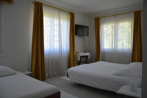 Tempat tidur dalam kamar di Hotel Villa Selva