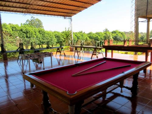 Cabañas El Refugio del Mensu tesisinde bir bilardo masası