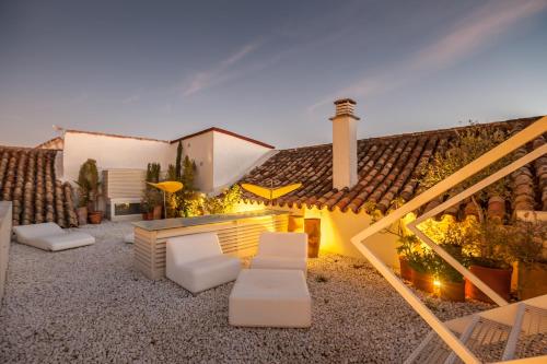 a backyard with white furniture and a house at Hotel Viento10 in Córdoba