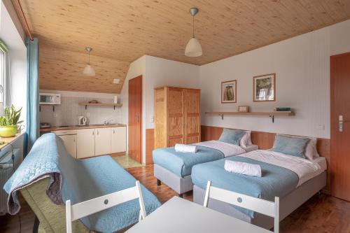 a room with two beds and a kitchen at Szymonówka W Szklarskiej Porębie in Szklarska Poręba