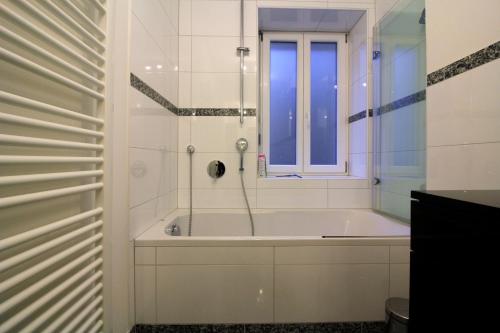Bilik mandi di Luxury city apartment - view of river and castle