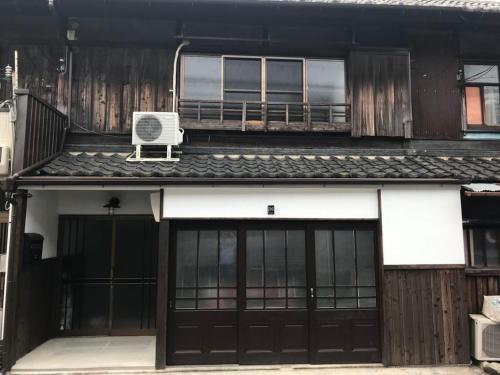 泉佐野市にあるIzumisano - House / Vacation STAY 10866のファン付きのドアのある建物