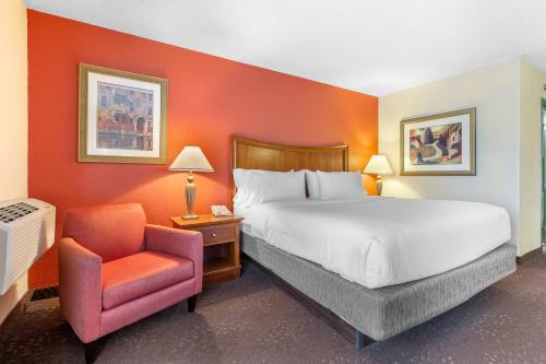Lova arba lovos apgyvendinimo įstaigoje Holiday Inn Express Chicago-Downers Grove, an IHG Hotel