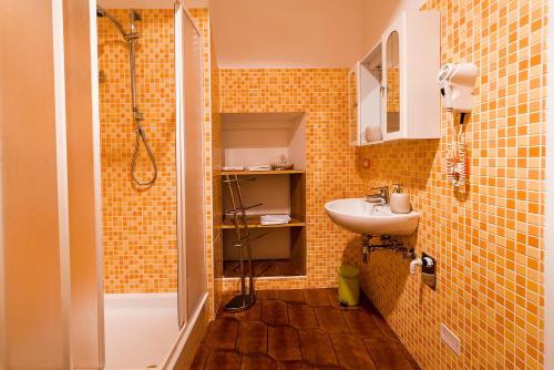 a small bathroom with a sink and a shower at Villa dei Pescatori in LʼAquila