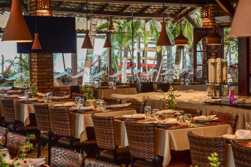 馬拉戈日的住宿－英科特露達斯阿瓜旅館，一间在房间内配有桌椅的餐厅