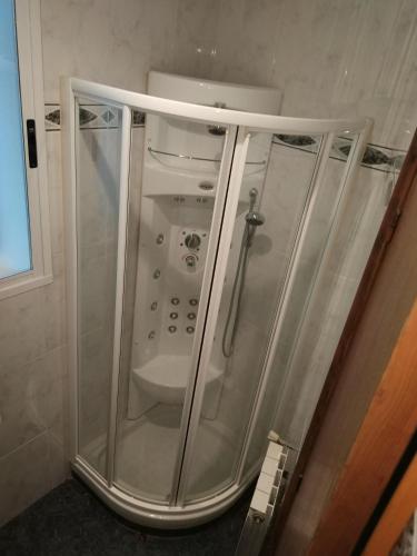 a shower with a glass door in a bathroom at Piso para grupos en Logroño in Logroño