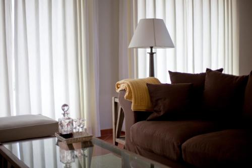 a living room with a couch and a table with a lamp at Herdades Da Frupor - Casas De Campo in Brejao