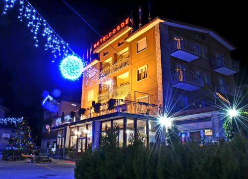 un edificio con luces de Navidad delante de él en Albergo Motel Dosdè en Grosio