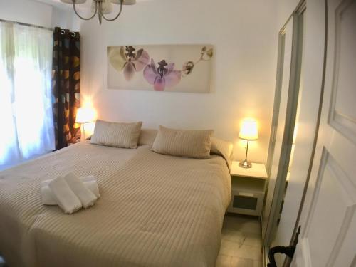 sypialnia z białym łóżkiem z 2 poduszkami w obiekcie Rio Marina apartment w mieście Nerja