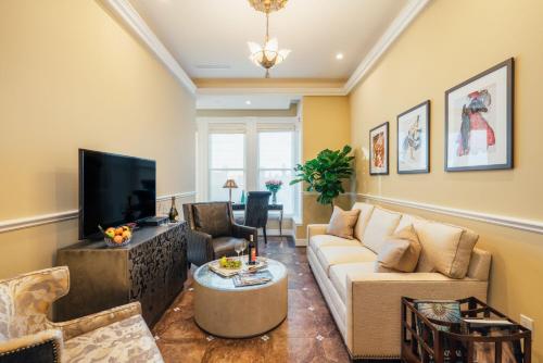 TV a/nebo společenská místnost v ubytování Neighbourgood Sutter Mansion