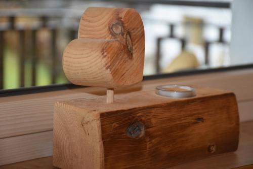 a wooden bird statue sitting on top of a wooden box at Green Apart in Uderns