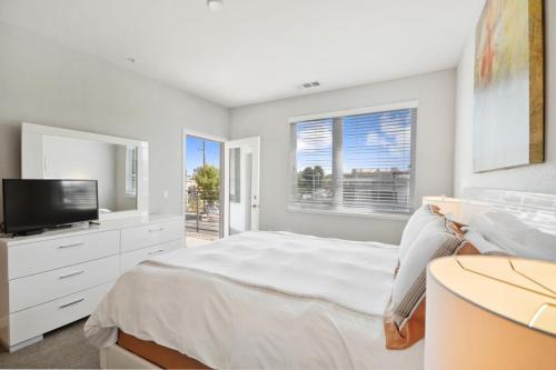 ein Schlafzimmer mit einem Bett und einem Flachbildfernseher in der Unterkunft Global Luxury Suites in Menlo Park in Menlo Park