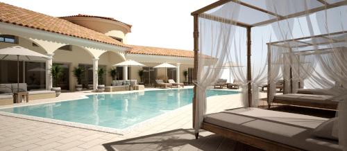 une piscine avec chaises et parasols à côté d'un bâtiment dans l'établissement Villa Torrella, à Mezzavia