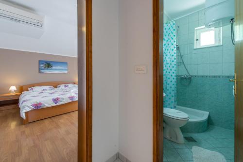 Vannas istaba naktsmītnē Villa Adria Apartments