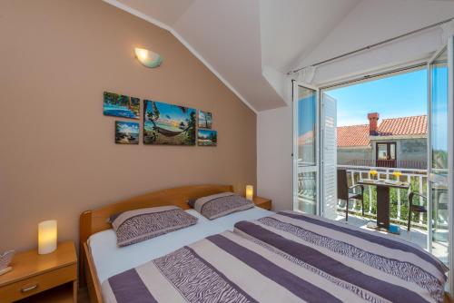 ツァヴタットにあるVilla Adria Apartmentsのベッドルーム1室(ベッド1台、大きな窓付)