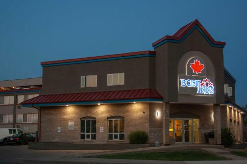 フォート・マクマレーにあるBCM Inns Fort McMurray - Downtownのカナダの王様の看板が立つ建物