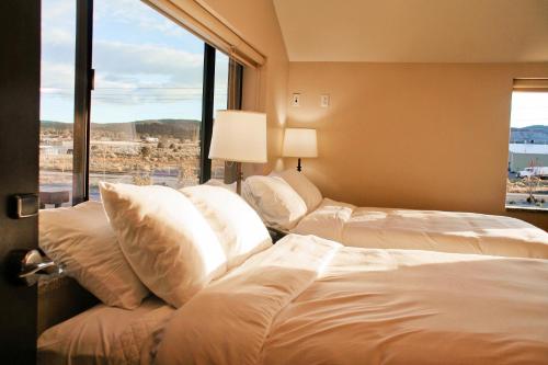 Postel nebo postele na pokoji v ubytování Iron Springs Luxury Lodge & Spa