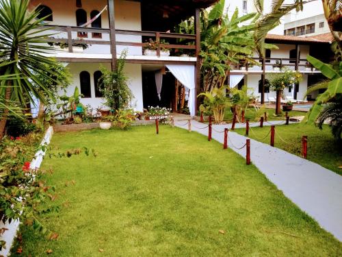 a garden in front of a building at Pousada Solar de Itaúna in Saquarema