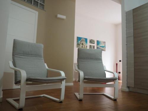 two chairs sitting next to each other in a room at MaJa in Reggio Calabria