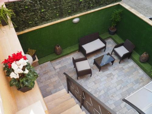 an overhead view of a patio with furniture and flowers at MaJa in Reggio Calabria