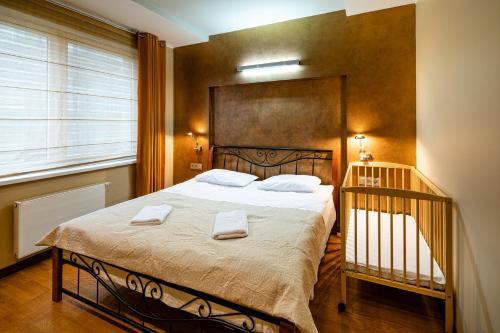 Een bed of bedden in een kamer bij Old Riga Central Family Apartment