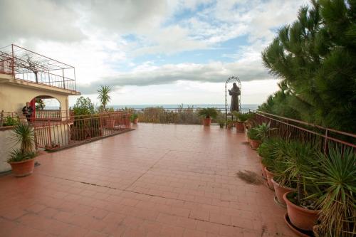 a walkway with plants on the side of a building at Rosa di Calabria in Bovalino Marina
