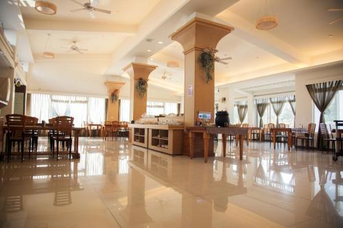 a large lobby with wooden tables and chairs at Guanziling Lin Kuei Yuan Hot Spring Resort in Baihe