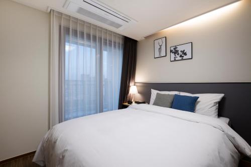 Tempat tidur dalam kamar di New Songtan Hotel