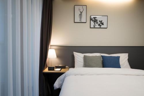 Een bed of bedden in een kamer bij New Songtan Hotel