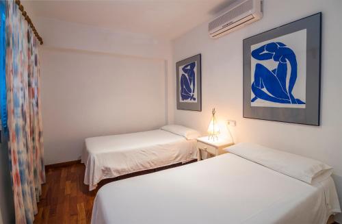 ポルト・ダ・ポリェンサにあるBeachfront apartment Tanamarのベッド2台、ランプ1台が備わる客室です。