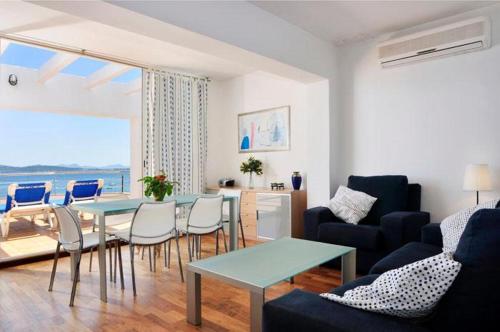 Beachfront apartment Tanamar
