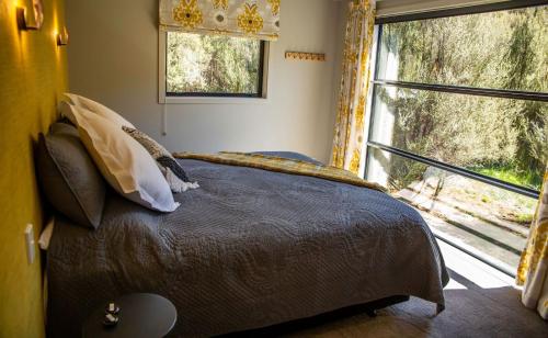 מיטה או מיטות בחדר ב-Night Sky Cottage