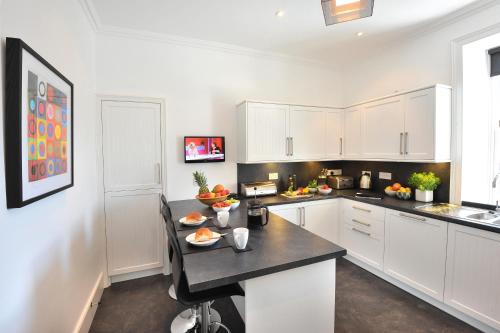 A kitchen or kitchenette at No. 41 Town House