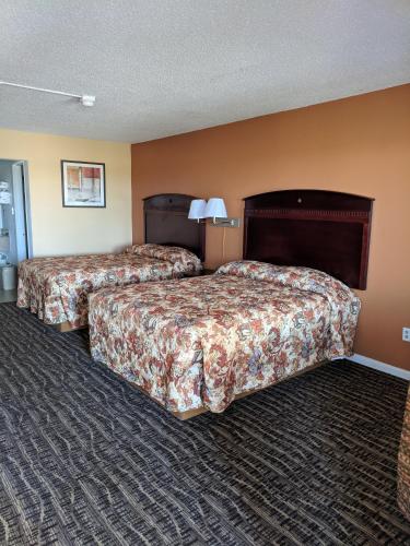 una habitación de hotel con 2 camas en una habitación en Royal Inn, en Port Arthur
