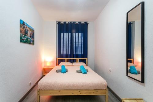 Un dormitorio con una cama con almohadas azules. en Lovely, new, bright 3 mins to beach apt 105 sq meters, en Alicante