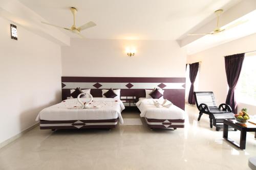 Кровать или кровати в номере Sri Gnana Vedha Beach Residency