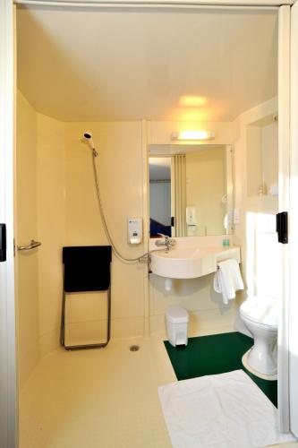 une salle de bain avec un lavabo et des toilettes dans l'établissement Fasthotel Vendome, à Vendôme