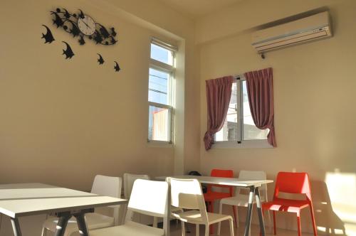 台東市的住宿－台東珊瑚海民宿 ，墙上设有1间带桌椅和 ⁇ 蝠的用餐室