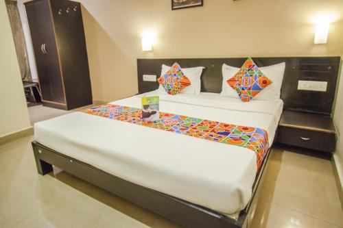 Un pat sau paturi într-o cameră la Hotel Sunshine