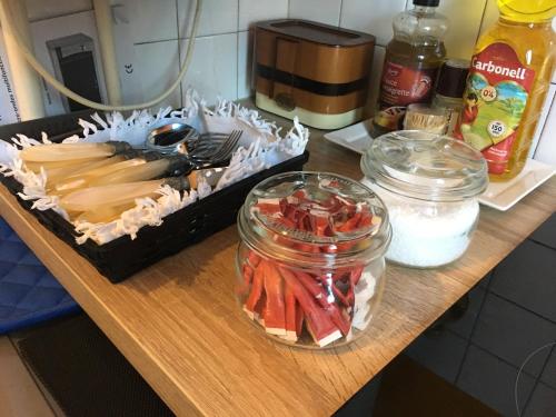 d'un comptoir avec une table et de la nourriture dans l'établissement Appartement au cœur de Saint Gaudens, à Saint-Gaudens